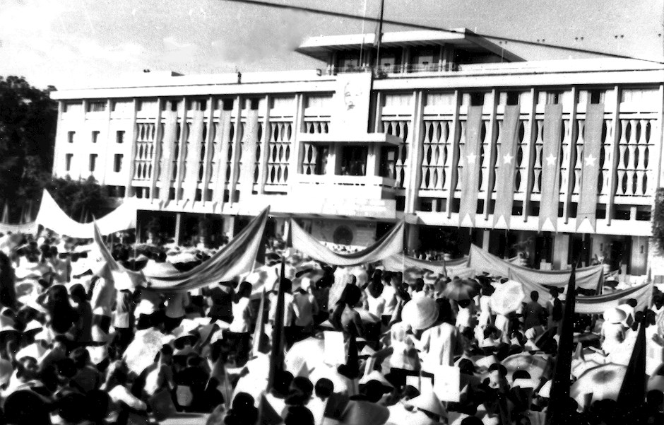 Nhân dân Sài Gòn - Chợ Lớn - Gia Định mít tinh chào mừng thành phố chính thức vinh dự mang tên Chủ tịch Hồ Chí Minh. Nguồn: Ảnh tư liệu